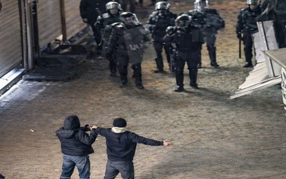 Extension des manifestations nocturnes et des affrontements à Téhéran et dans plusieurs provinces, aux cris de « À bas Khamenei »