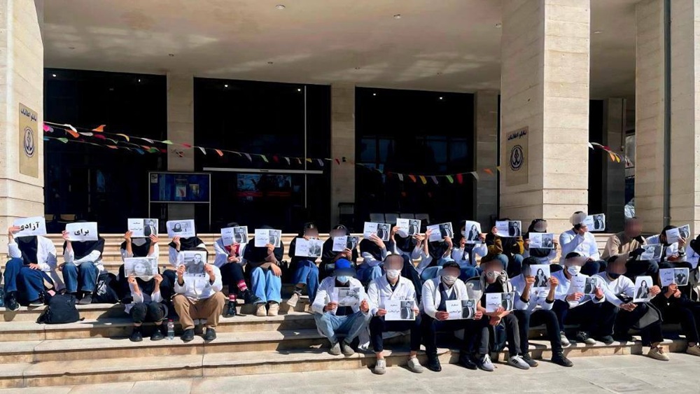 Iran : Les étudiants défient la répression alors que le régime cible les médecins et les hôpitaux