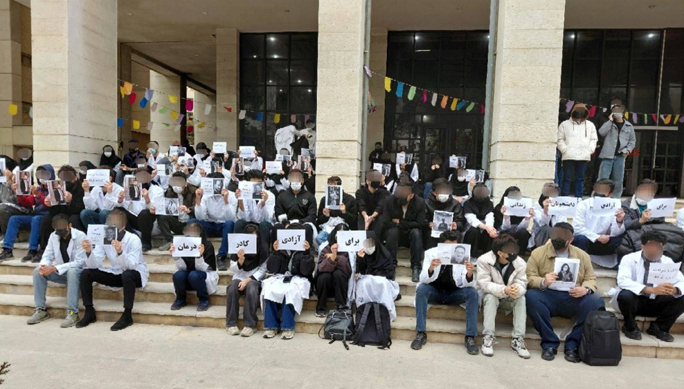 Les manifestations en Iran persistent, le régie madmettant craindre une résistance organisée et un effondrement social