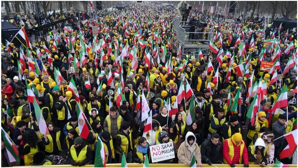 Des dizaines de milliers de personnes se rassemblent à Berlin pour rejeter le régime monarchique et théocratique et soutenir le soulèvement du peuple iranien