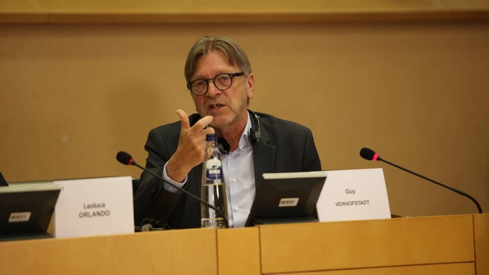 Verhofstadt exhorte l’UE à abandonner la politique de complaisance et appelle à un engagement actif auprès de la résistance iranienne