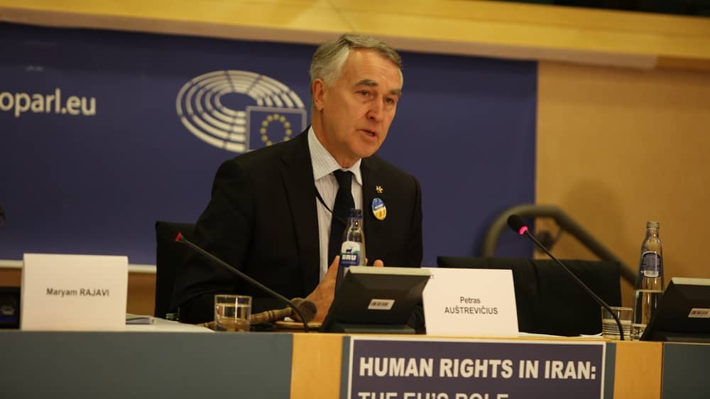 L’eurodéputé Auštrevičius critique la Commission des affaires étrangères pour l’invitation de Pahlavi