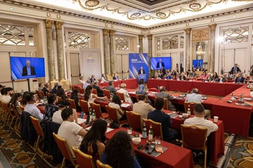Carlo Cottarelli appelle à un soutien international pour le changement démocratique en Iran lors d’une conférence à Rome
