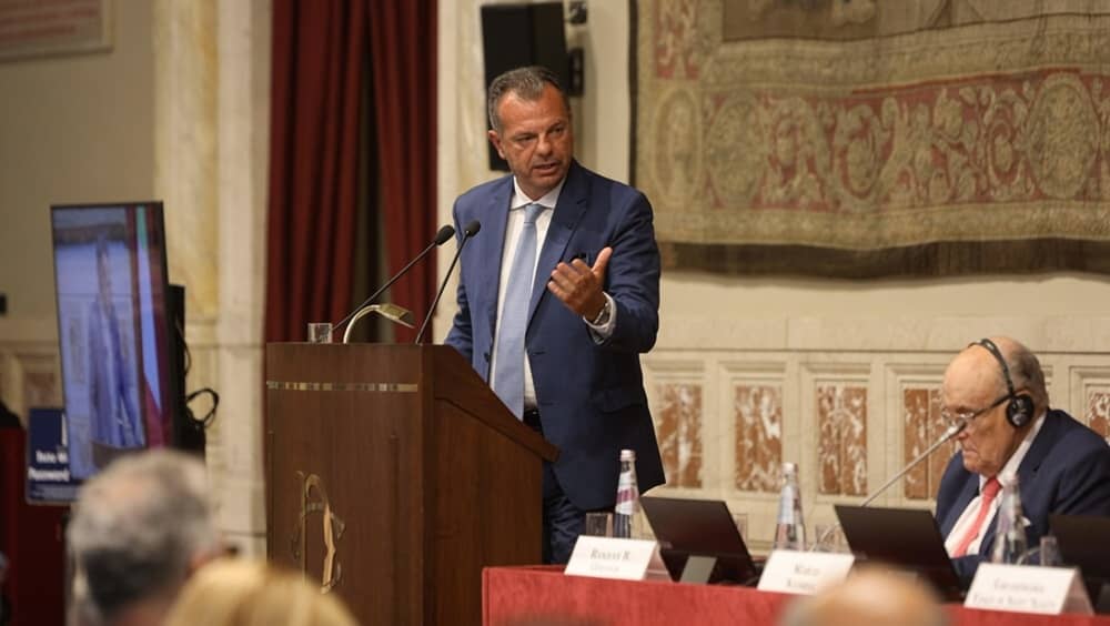 « Aucune prison ne peut arrêter le vent de la liberté en Iran », déclare le sénateur italien Marco Scurria