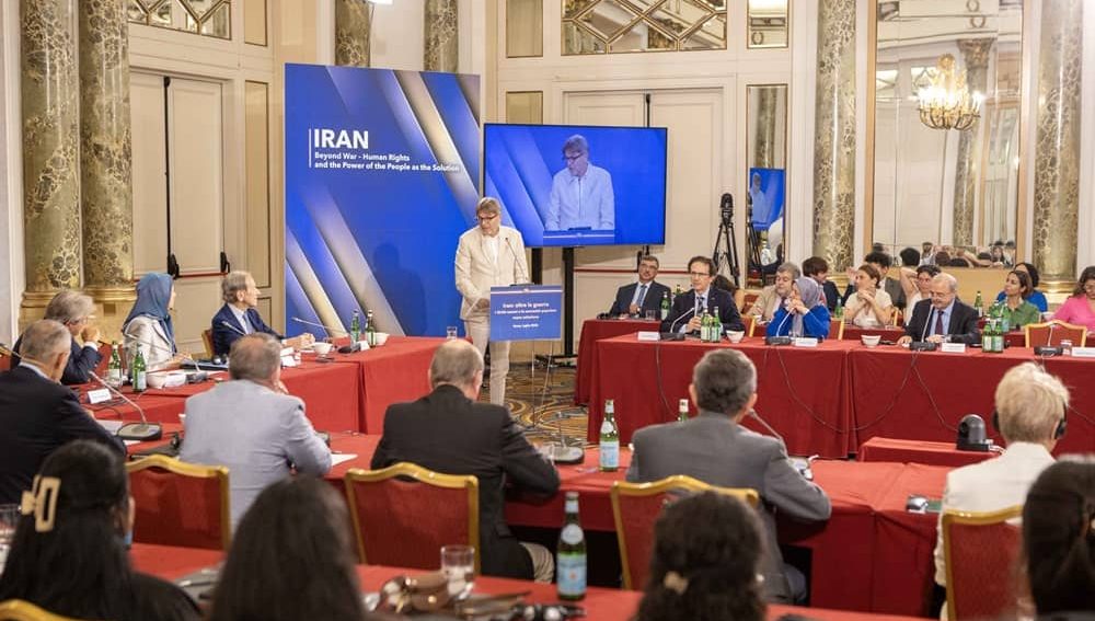 Guy Verhofstadt prône une « troisième stratégie » pour l’Iran : isolement total et reconnaissance de l’alternative démocratique