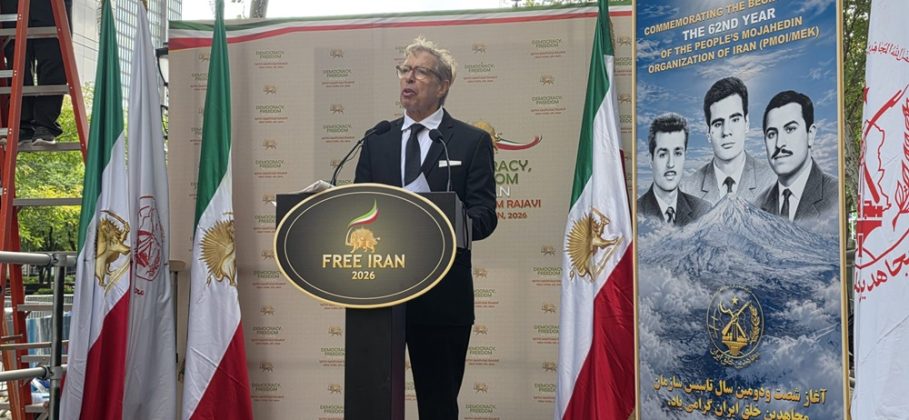Manifestation à New York : rejet du pouvoir iranien et soutien à la démocratie pendant le discours de Pezeshkian à l’ONU