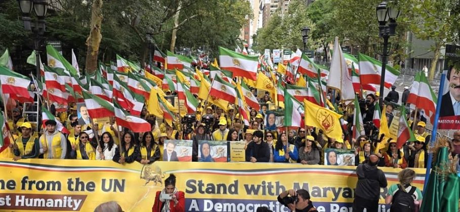 Manifestation à New York : rejet du pouvoir iranien et soutien à la démocratie pendant le discours de Pezeshkian à l’ONU