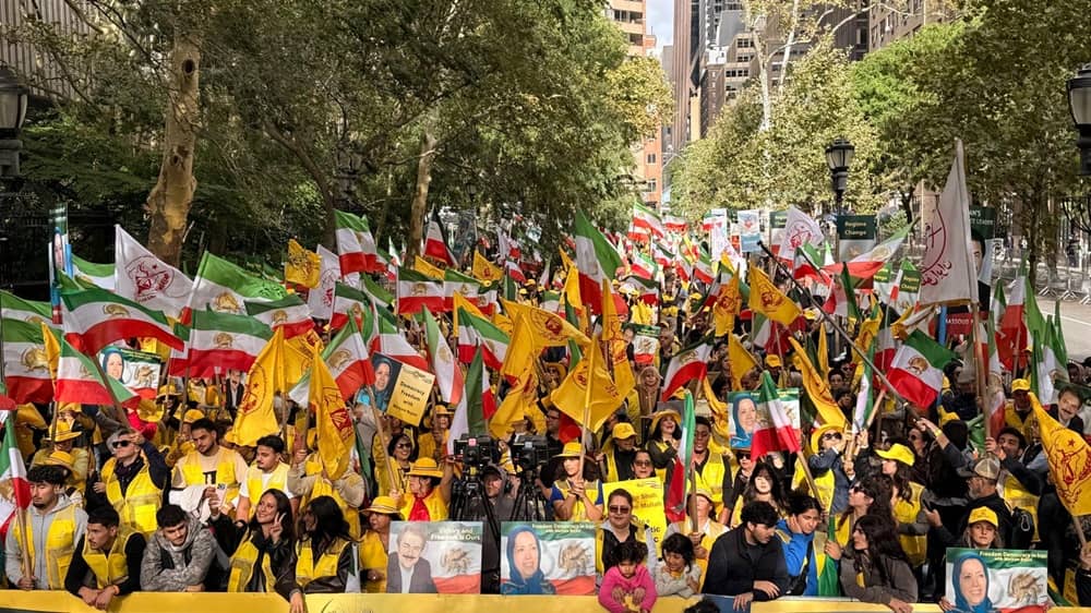 Manifestation à New York : rejet du pouvoir iranien et soutien à la démocratie pendant le discours de Pezeshkian à l’ONU