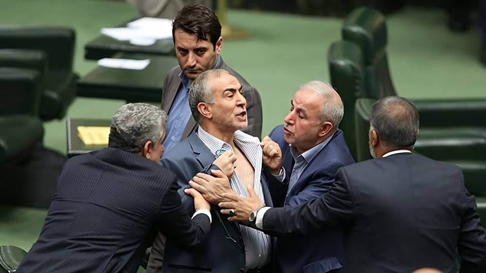 Les factions iraniennes s’affrontent pour déterminer qui a ruiné le pays