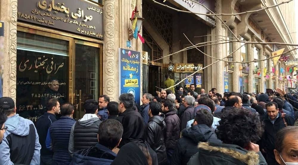 La hausse du prix du carburant entre en vigueur alors que le désespoir des travailleurs et les tensions sécuritaires s’aggravent en Iran