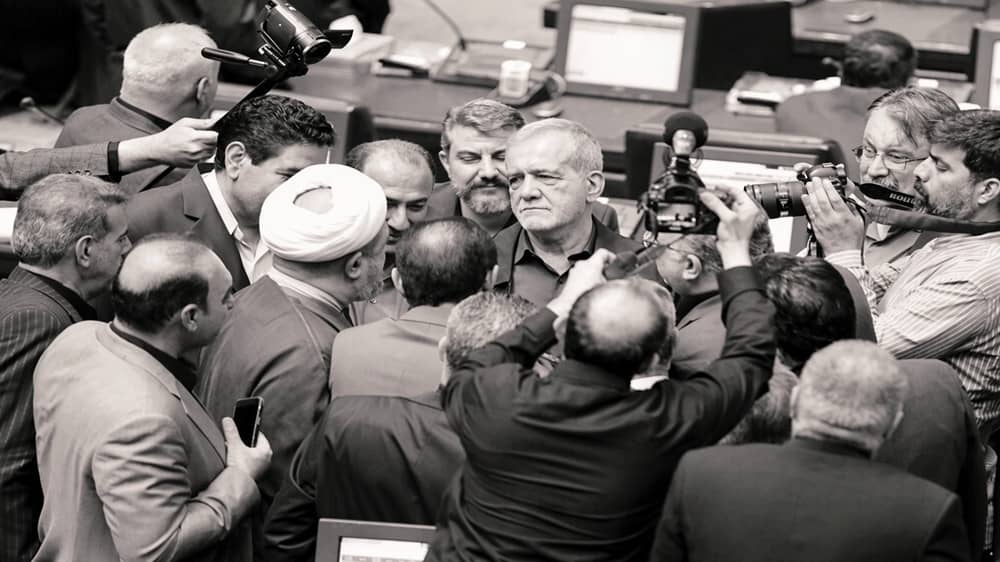 Pezeshkian avertit que la réforme des carburants pourrait « bouleverser la société » tandis que les forces de sécurité renforcent leur emprise sur les marchés
