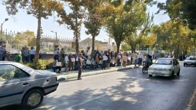 Les retraités descendent à nouveau dans la rue alors que l’effondrement économique frappe le système de santé iranien